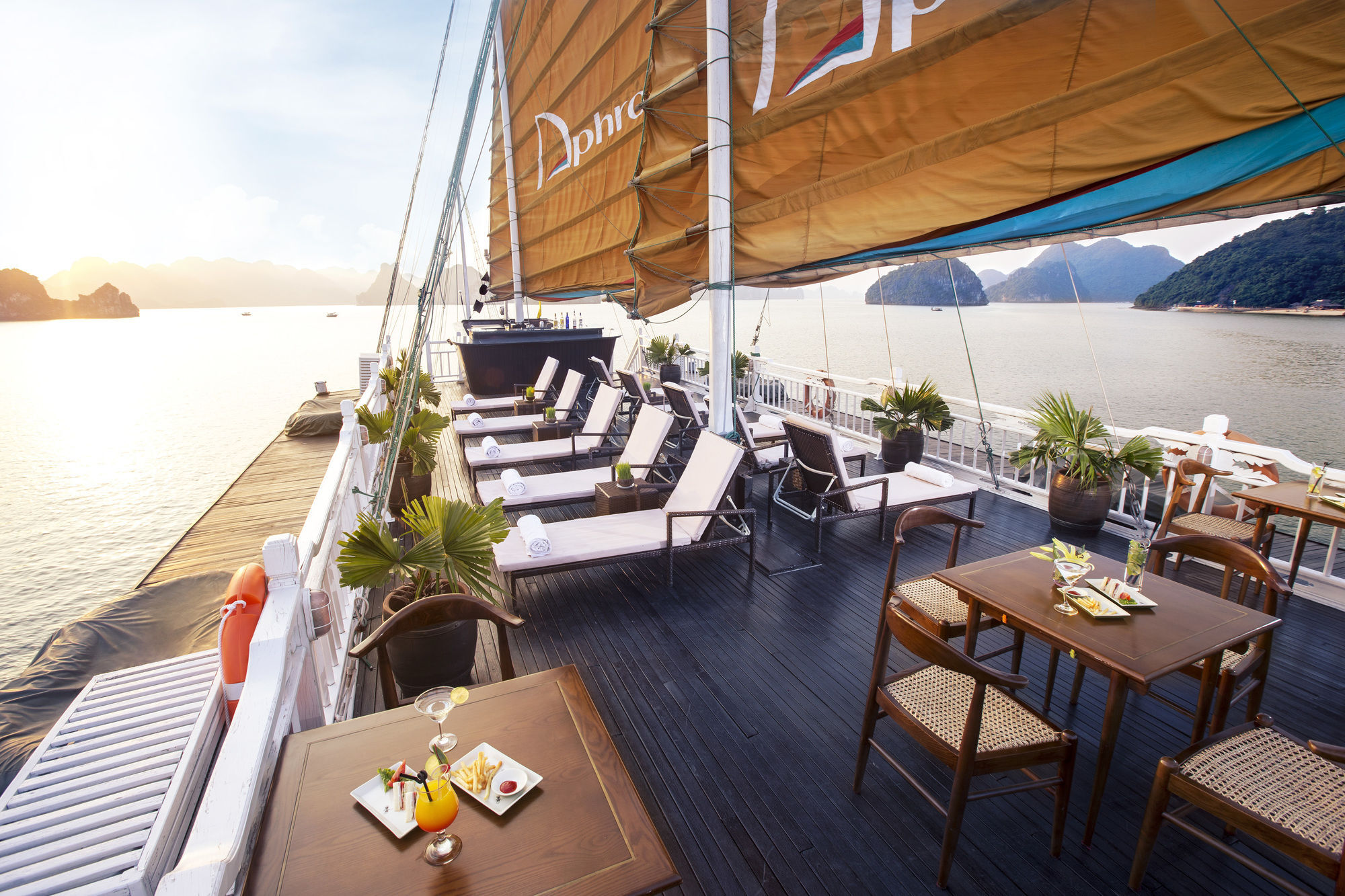 Aphrodite Cruise Ха Лонг Екстериор снимка